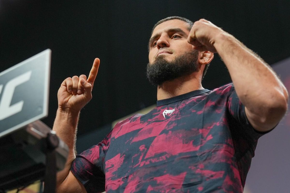 Makhachev e a brasileira Mackenzie Dern vencem no UFC 330 e mantêm cinturões