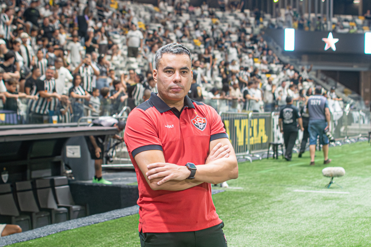 Técnico do Vitória se irrita ao responder sobre sequência negativa: “Não tem covarde aqui”