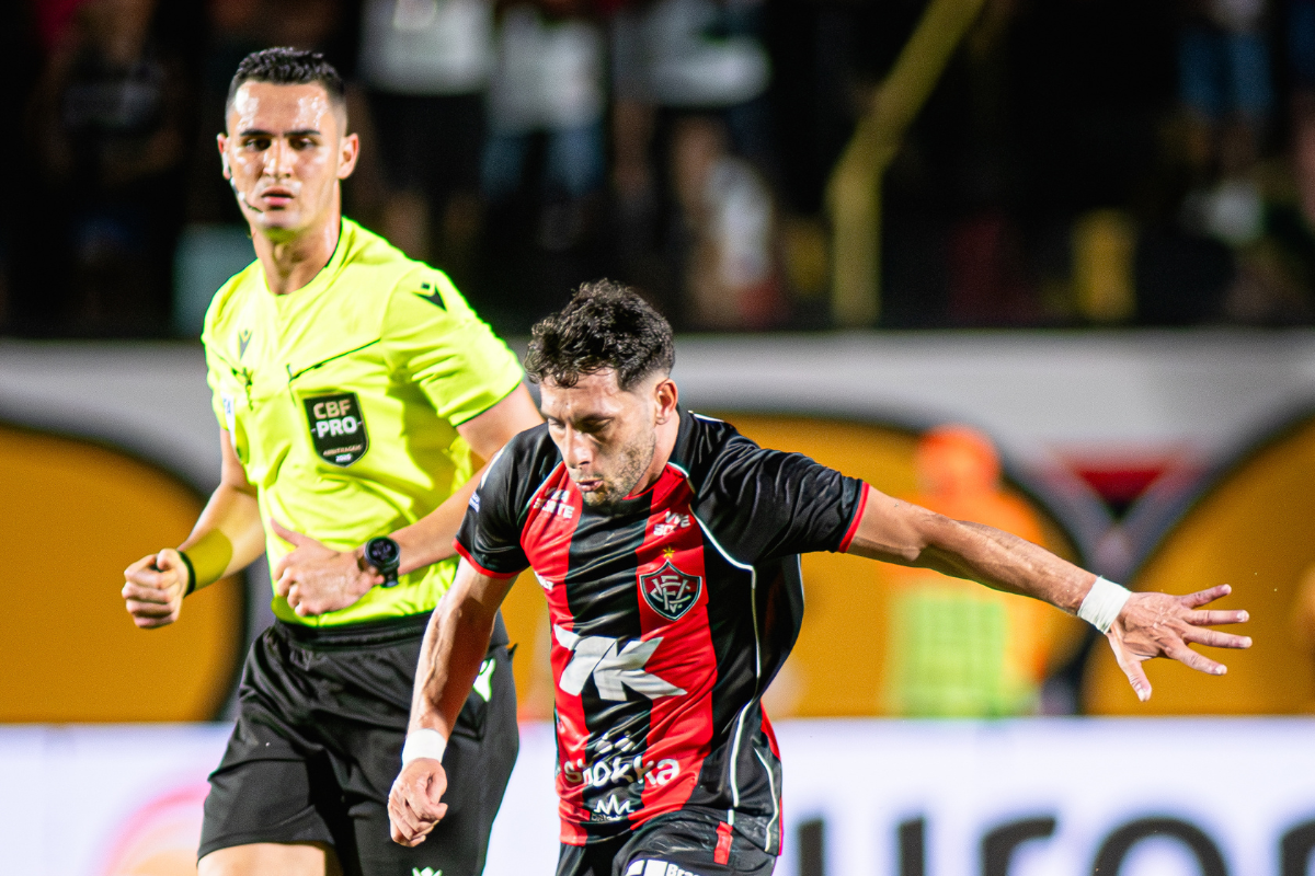 CBF repete árbitro para Vasco x Vitória; confira histórico de Candançan em jogos do Leão