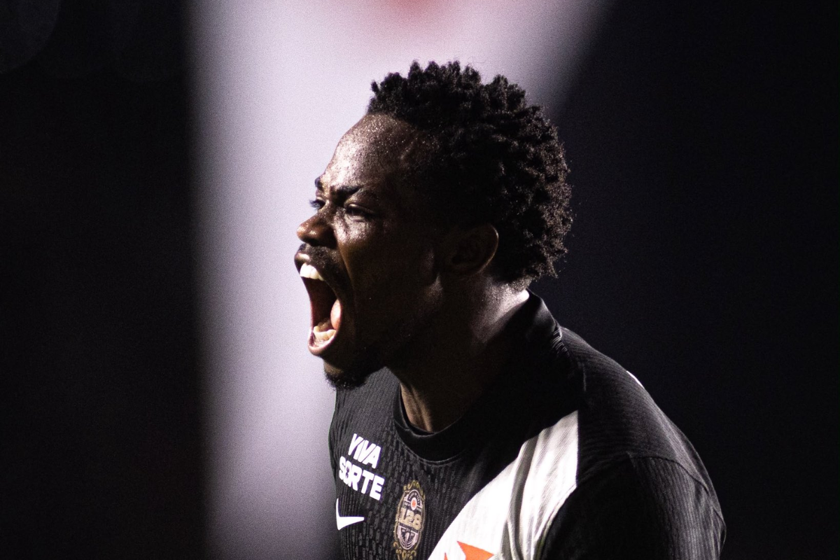Com um a mais, Vitória joga mal e perde para o Vasco nas quartas da Copa do Brasil
