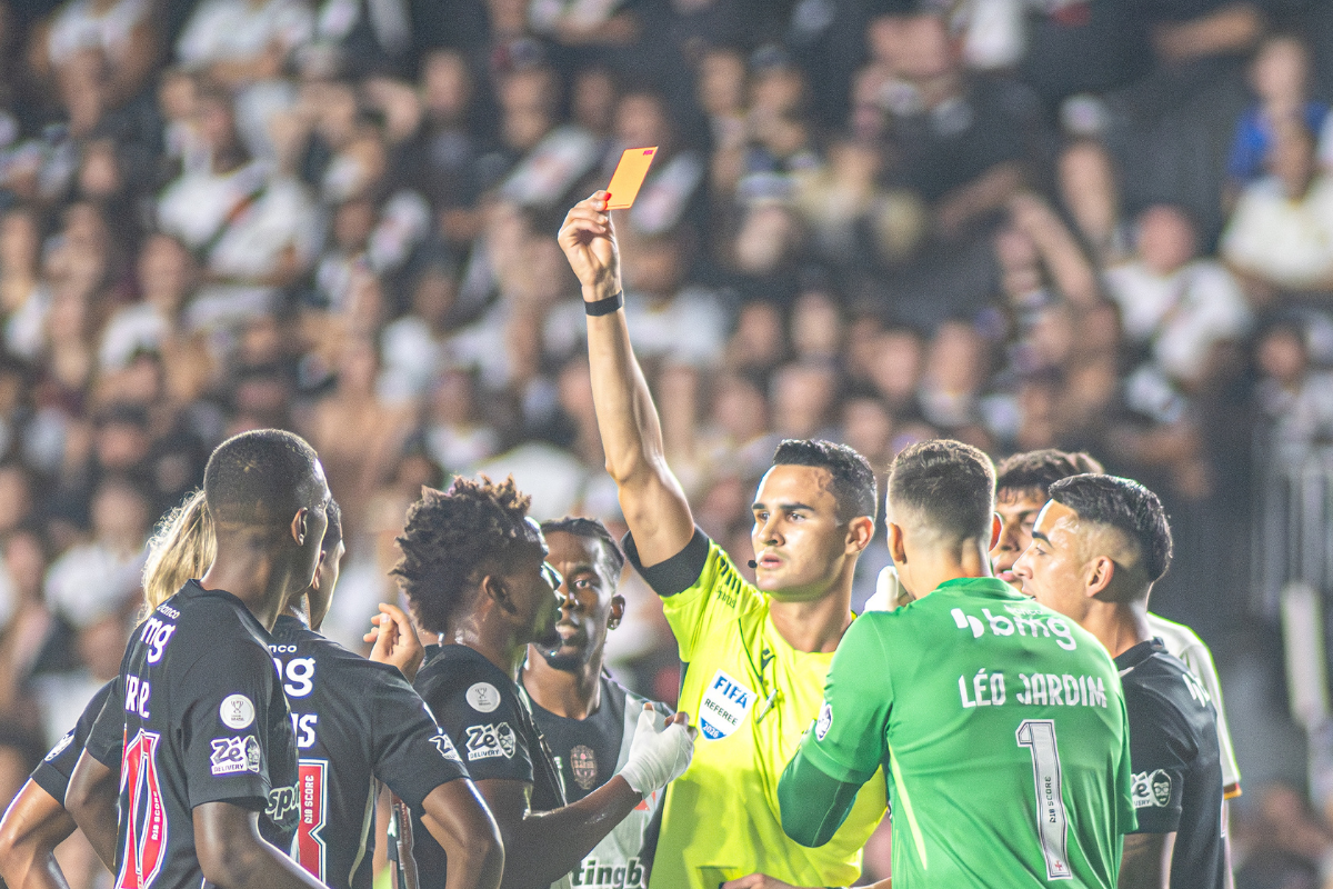 Candançan apita Vitória x Cruzeiro e chega ao 3º jogo do Leão em 2026