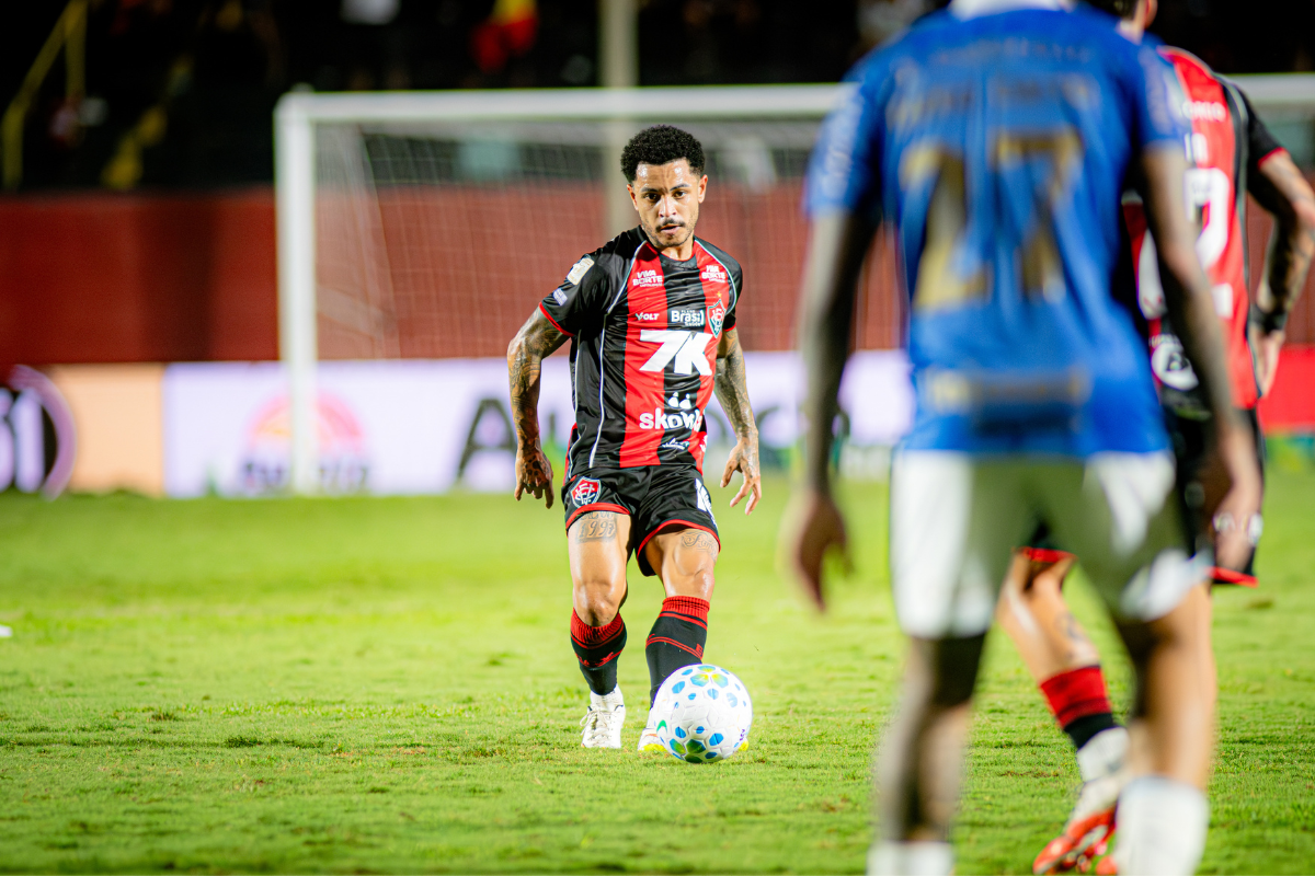 Renê volta a marcar e Vitória vence o Grêmio no Barradão